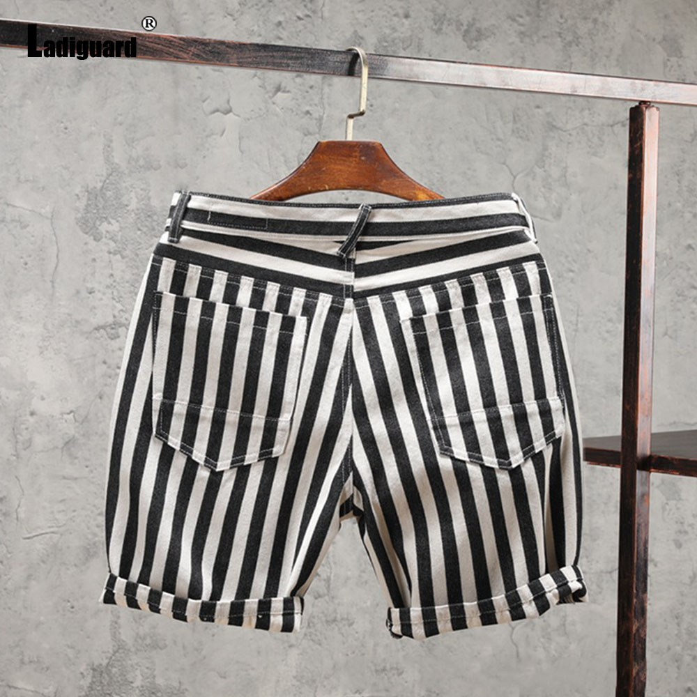 Pantalones Cortos Básicos de V - Street Fashion Europe reseña y precio